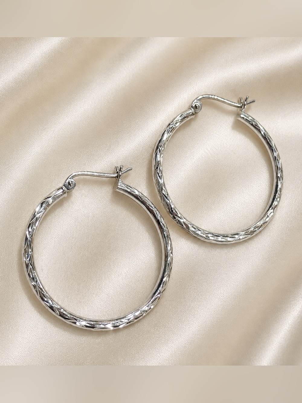 14K White Gold Diamond-Cut Textured Hoop Earrings Vintage Signed